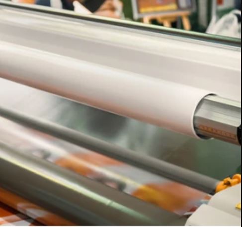 LAMINADO PREMIUM DECAL BRILLO POLIMERICO 75.80 PARA TINTAS UV 1.06 X 50 ( P HT 75 )