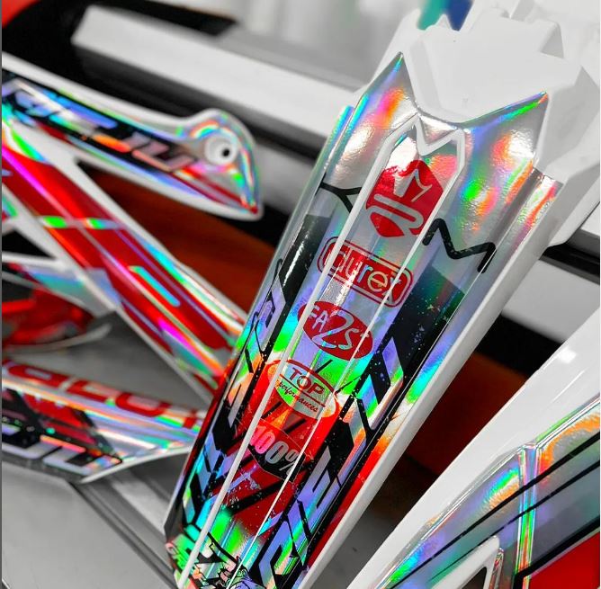 VINILO HOLOGRAFICO RAINBOW BRITE OVERALL. 40.900  1.22 X 50 MTS M.L.